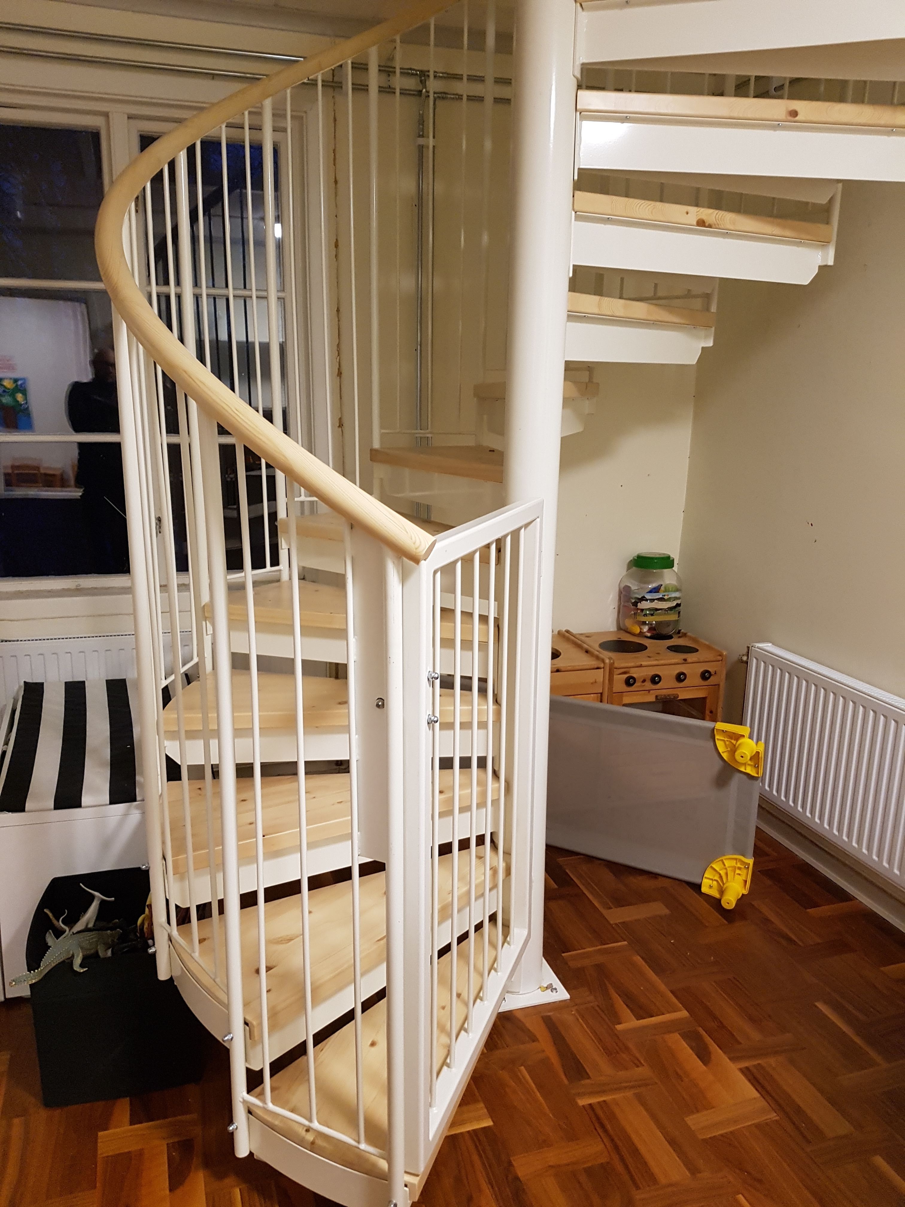 spiraltrappa med galleriräcke